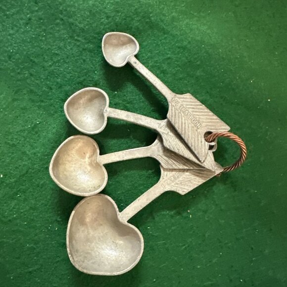 Vintage Beehive Pewter Measuring Spoons Heart & Arrow Shaped Dated 1998 Kitschy - Picture 1 of 9